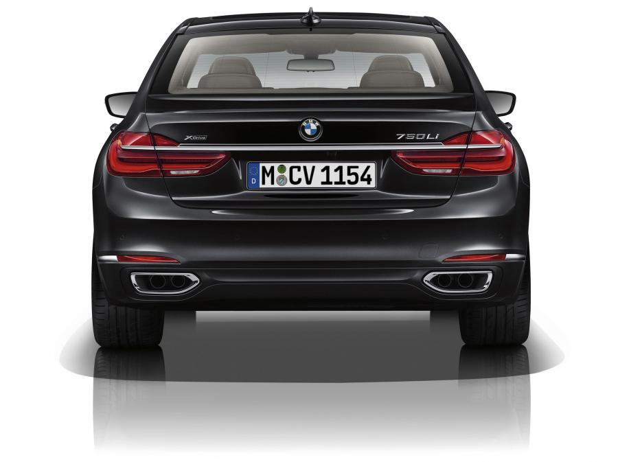 BMW 750Li xDrive 2015 года  (фото 3 из 41)
